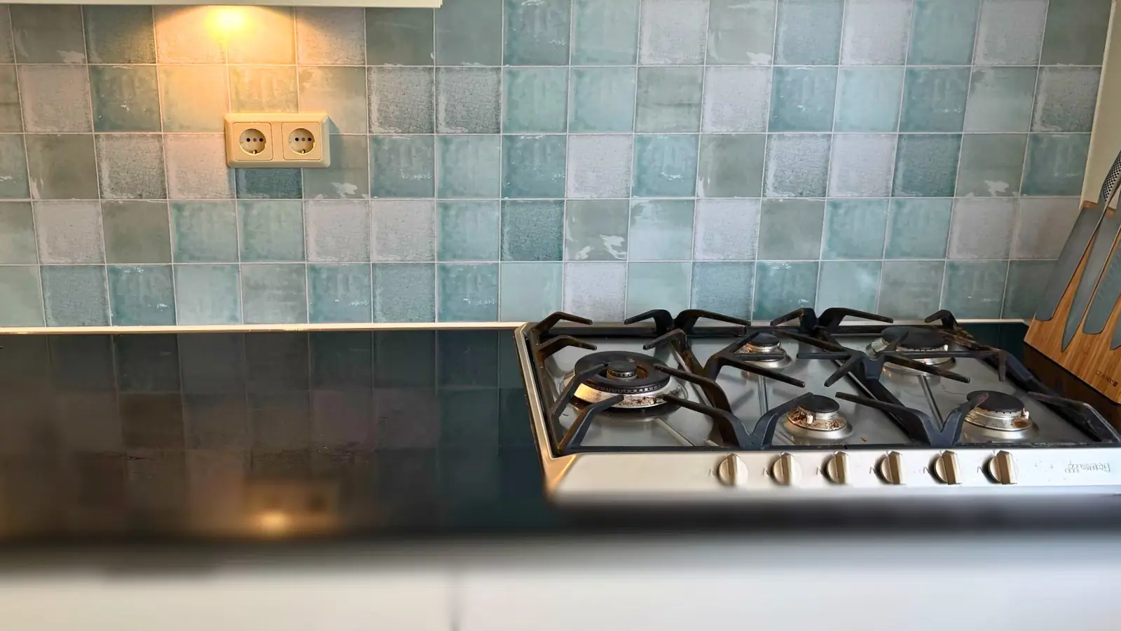 Een gasfornuis combineren met een keuken achterwand / spatwand