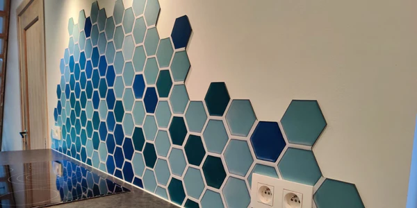 Spatwand met bijzonder hexagon patroon