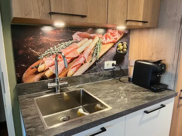 Keuken achterwand met Borrelplank - Ham en Rozemarijn