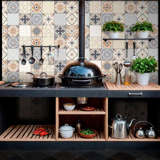 Sfeervolle buitenkeuken met spatwand op maat